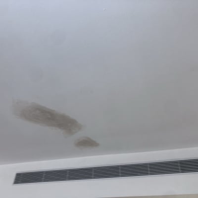 כתמי רטיבות על תקרה לבנה