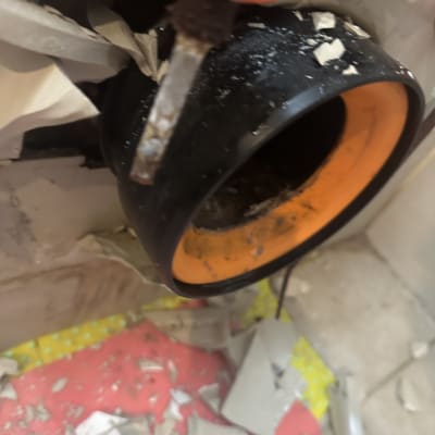 צינור שחור עם קצה כתום וכלי עבודה