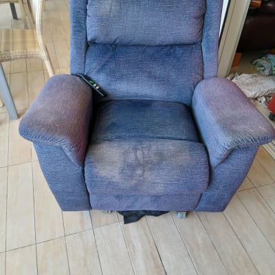 כורסה כחולה עם שלט על רצפת אריחים