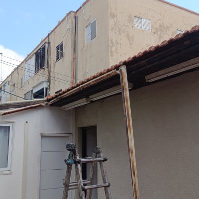 גג רעפים עם סולם ועבודות תיקון