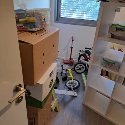 קופסאות קרטון וצעצועים בחדר לא מסודר