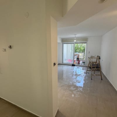 סולם עץ וחומרי צביעה בחדר ריק