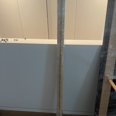 חפצים עטופים בניילון מוכנים להובלה