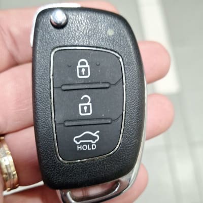 מפתח רכב עם כפתורי נעילה ופתיחה