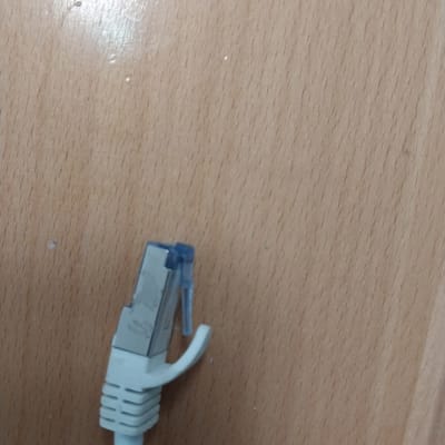 כבל רשת עם תקע RJ45 על שולחן עץ