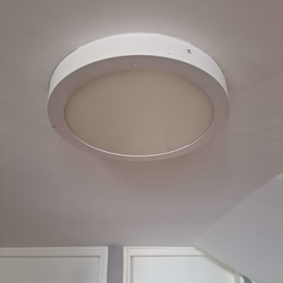 תאורה עגולה מותקנת בתקרה לבנה