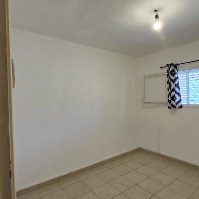 חדר עם קירות צבועים בלבן ותאורה פשוטה