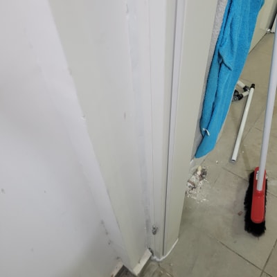 מברשת ניקוי על רצפה ליד קיר עם תיקון