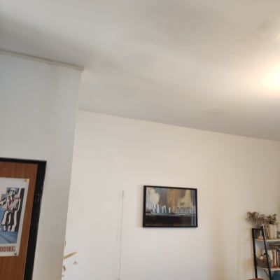 תמונה תלויה על קיר לבן בסלון