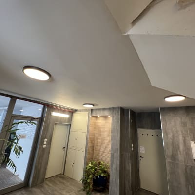 תאורה עגולה בתקרה בלובי בניין