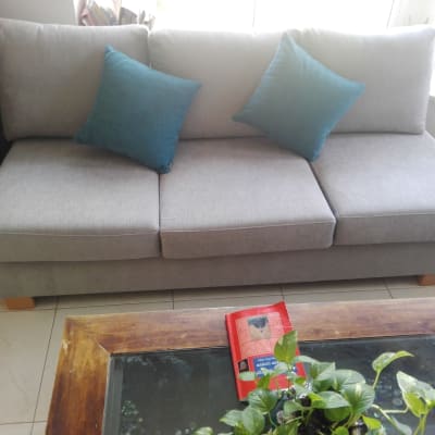 ספה אפורה עם כריות כחולות על מושבים מרופדים