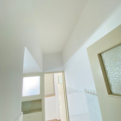 קירות ותקרה צבועים בלבן במסדרון פנימי