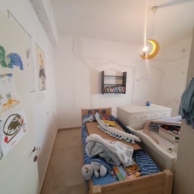 קיר עם כתמי צבע ותמונות ילדים