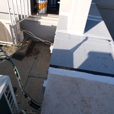 איטום גג עם יריעות ביטומניות ודלי צבע