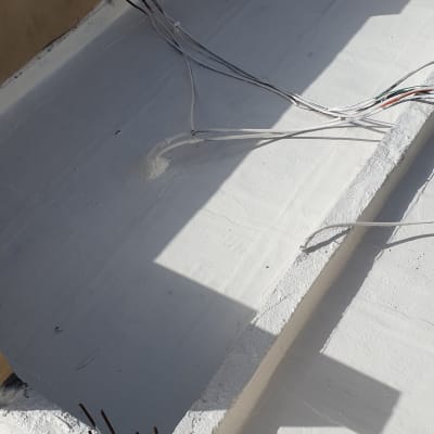 גג אטום עם צינורות חשמל וקופסת חיבורים