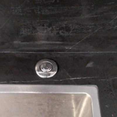 כיור נירוסטה עם כפתור מתכת עגול