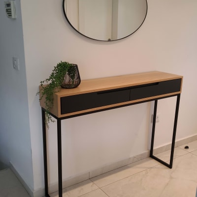 שולחן עץ עם מגירות ומראה עגולה על הקיר