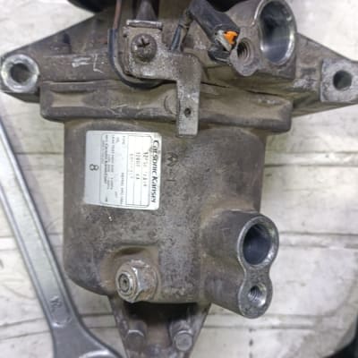 מדחס רכב עם מפתח ברקע על שולחן