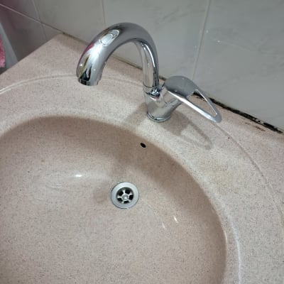 ברז כרום מותקן על כיור אמבטיה