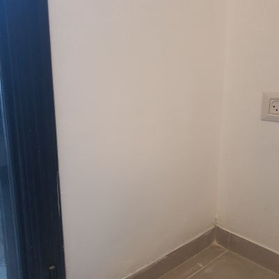 קיר צבוע בלבן עם שקע חשמלי