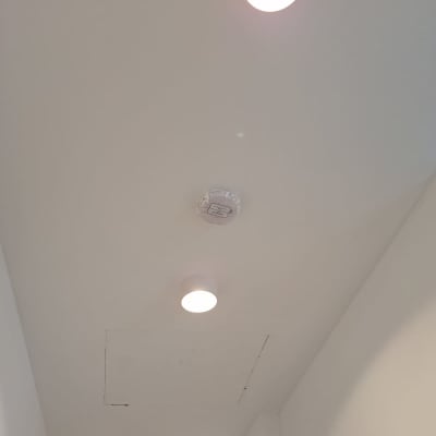 תאורה בתקרה עם גלאי עשן