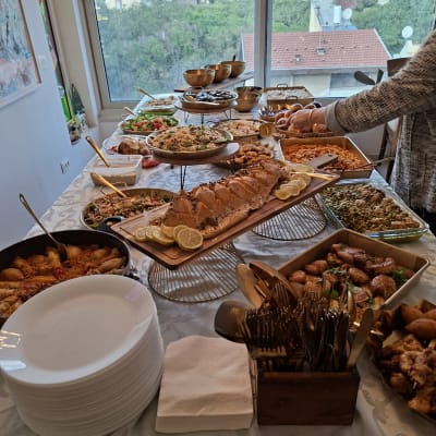 שולחן ערוך עם מגוון מנות קייטרינג, סכו"ם וצלחות