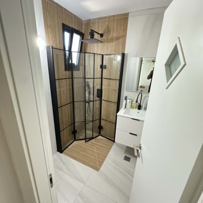 מקלחון זכוכית עם אריחי עץ וברז שחור