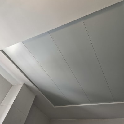 תקרת גבס עם לוחות אפורים מותקנים