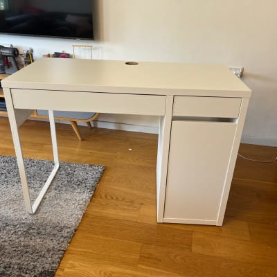 שולחן עבודה לבן על רצפת עץ