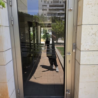 דלת זכוכית עם השתקפות של אדם