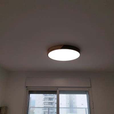 תאורה עגולה מותקנת בתקרה לבנה