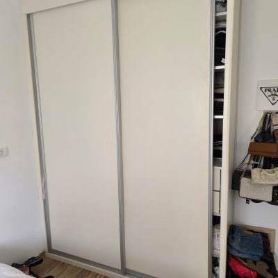 ארון בגדים עם דלתות הזזה פתוחות חלקית