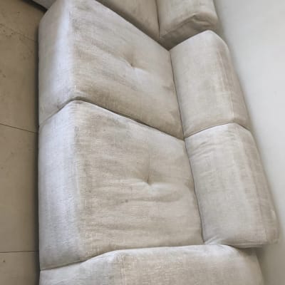 ספה בהירה עם כריות מרובעות