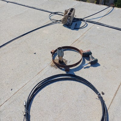 כבלים וכלים על גג שטוח