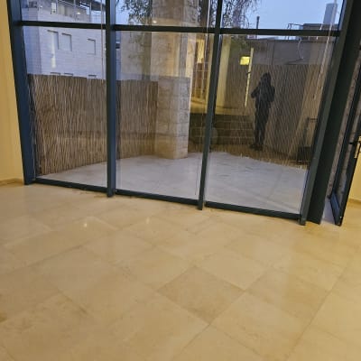 רצפה נקייה עם חלונות גדולים ומרפסת חיצונית