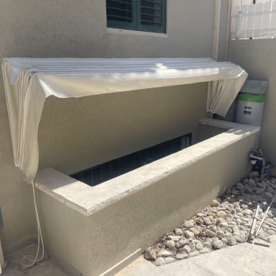 סוכך לבן מותקן מעל חלון חיצוני