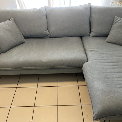 ספה אפורה על רצפת אריחים