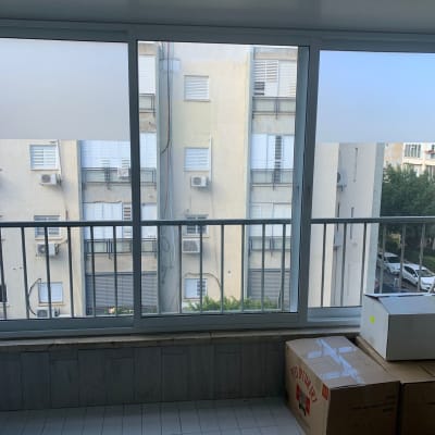 חלון זכוכית גדול עם נוף לבניין ממול