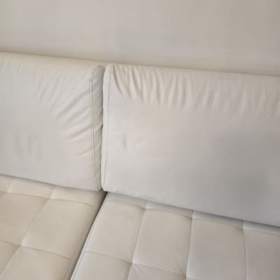 כריות מרופדות בלבן על ספה