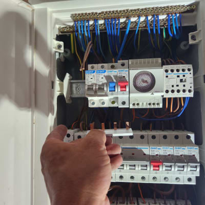 לוח חשמל עם חוטים ומפסקים, יד מתקנת