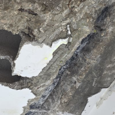 נזקי מים בתקרה עם סימני רטיבות וסדקים