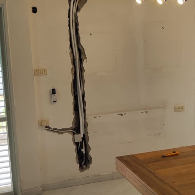 מזגן מותקן על קיר עם חוטים חשופים