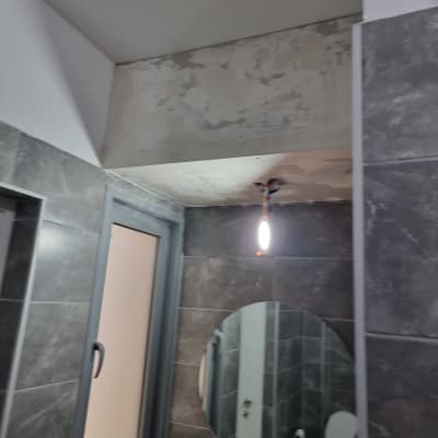 תקרה צבועה עם מנורה בחדר אמבטיה