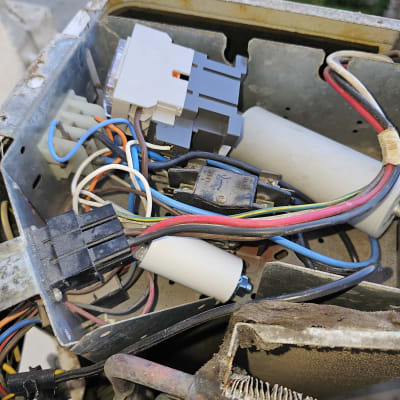 חוטי חשמל ומחברים במערכת מיזוג אוויר