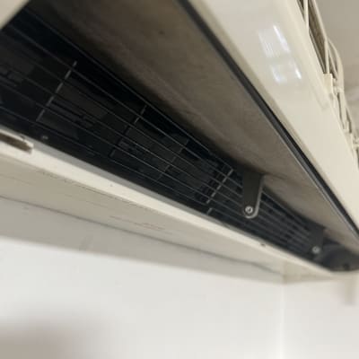 יחידת מיזוג אוויר עם תריסים פתוחים