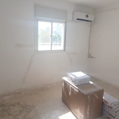 חדר עם קופסאות קרטון, תיקוני קיר, רצפה חשופה