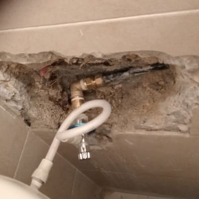 צינור מים ותיקון קיר בחדר אמבטיה