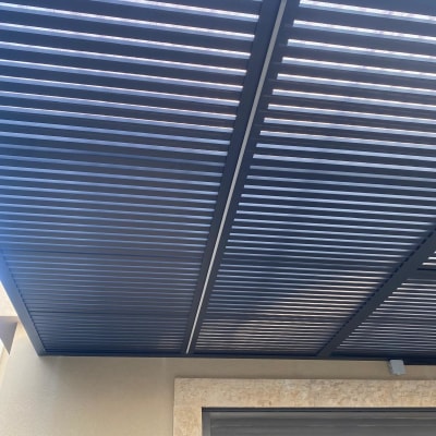 תאורת לד מותקנת על תקרה מתכתית