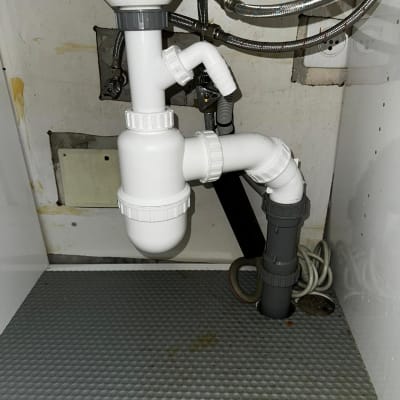 צנרת פלסטיק מתחת לכיור עם חיבורים