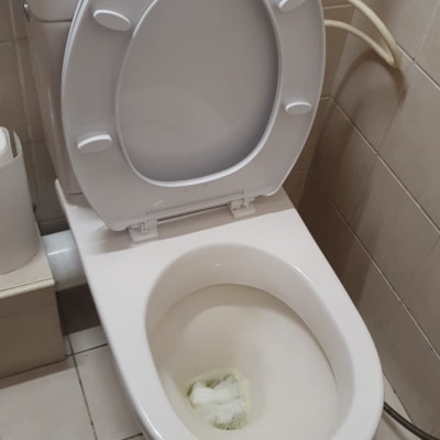 אסלה עם נייר טואלט ומים על הרצפה
